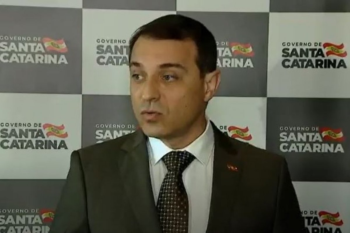 Intimação que formaliza afastamento de governador de SC é entregue a Carlos Moisés