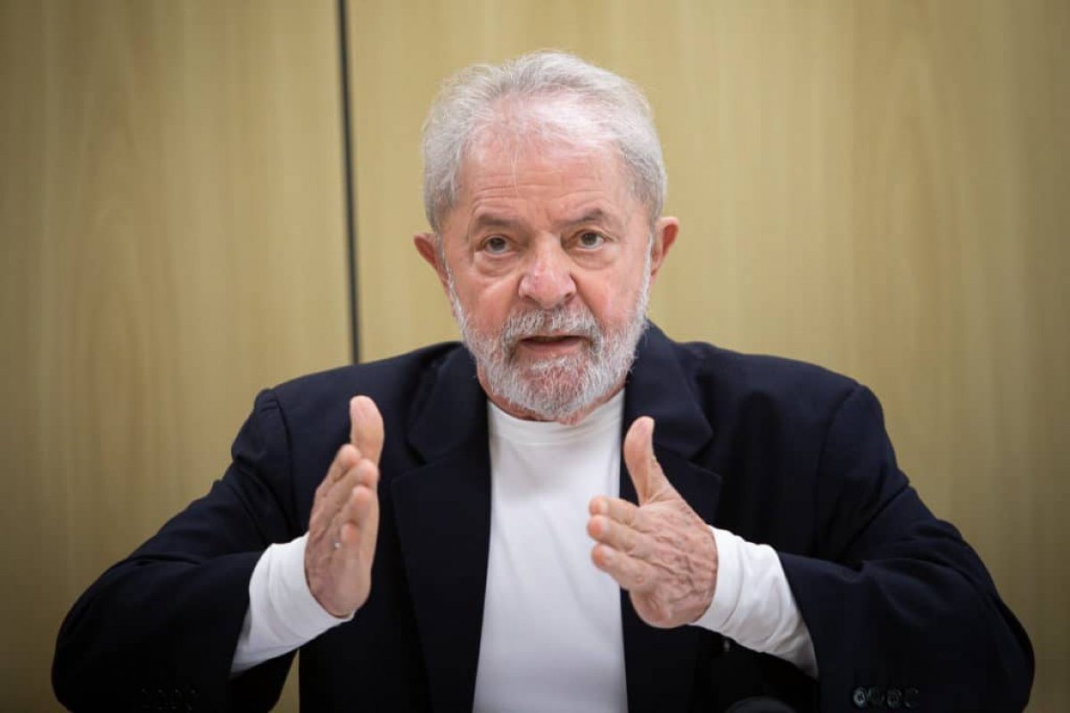 Defesa de Lula pede ao STF suspensão de julgamento do caso do triplex no STJ