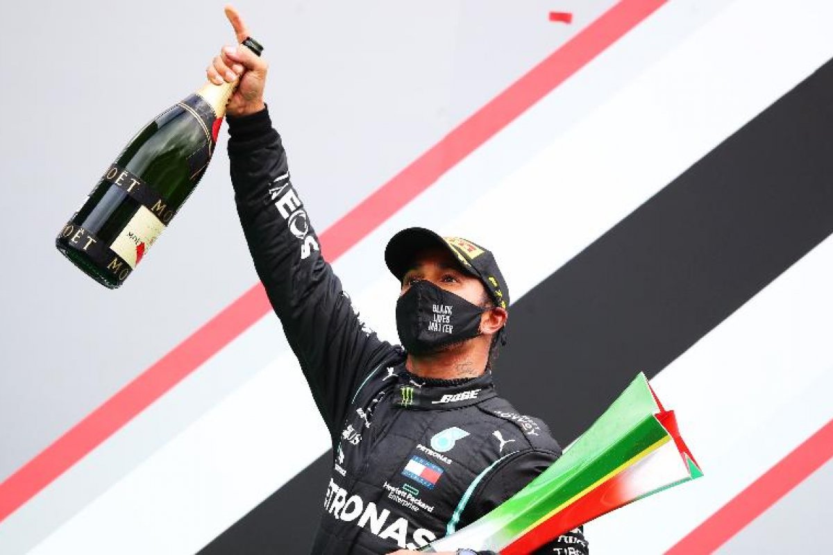 Pelé, Felipe Massa e outras personalidades parabenizaram Lewis Hamilton por recorde
