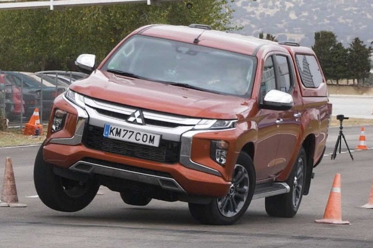 Pick-up L200 tem desempenho médio em teste do alce