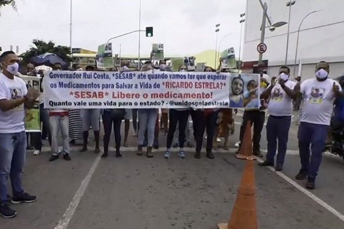 Familiares e amigos de paciente com leucemia protestam contra falta de medicamentos
