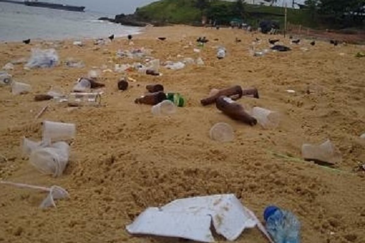 Após aglomeração, praia da Boa Viagem, em Salvador, amanhece com lixo