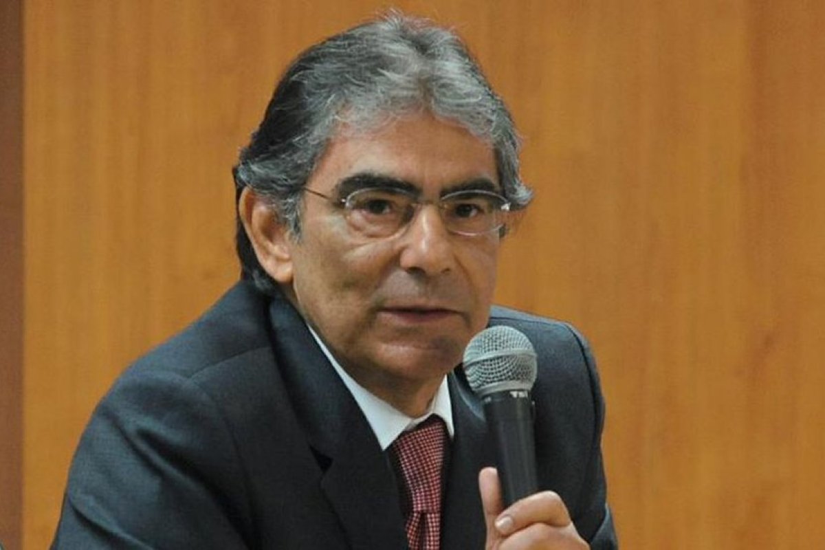 "A ingovernabilidade consiste em andar de costas para a Constituição", diz Ayres Britto