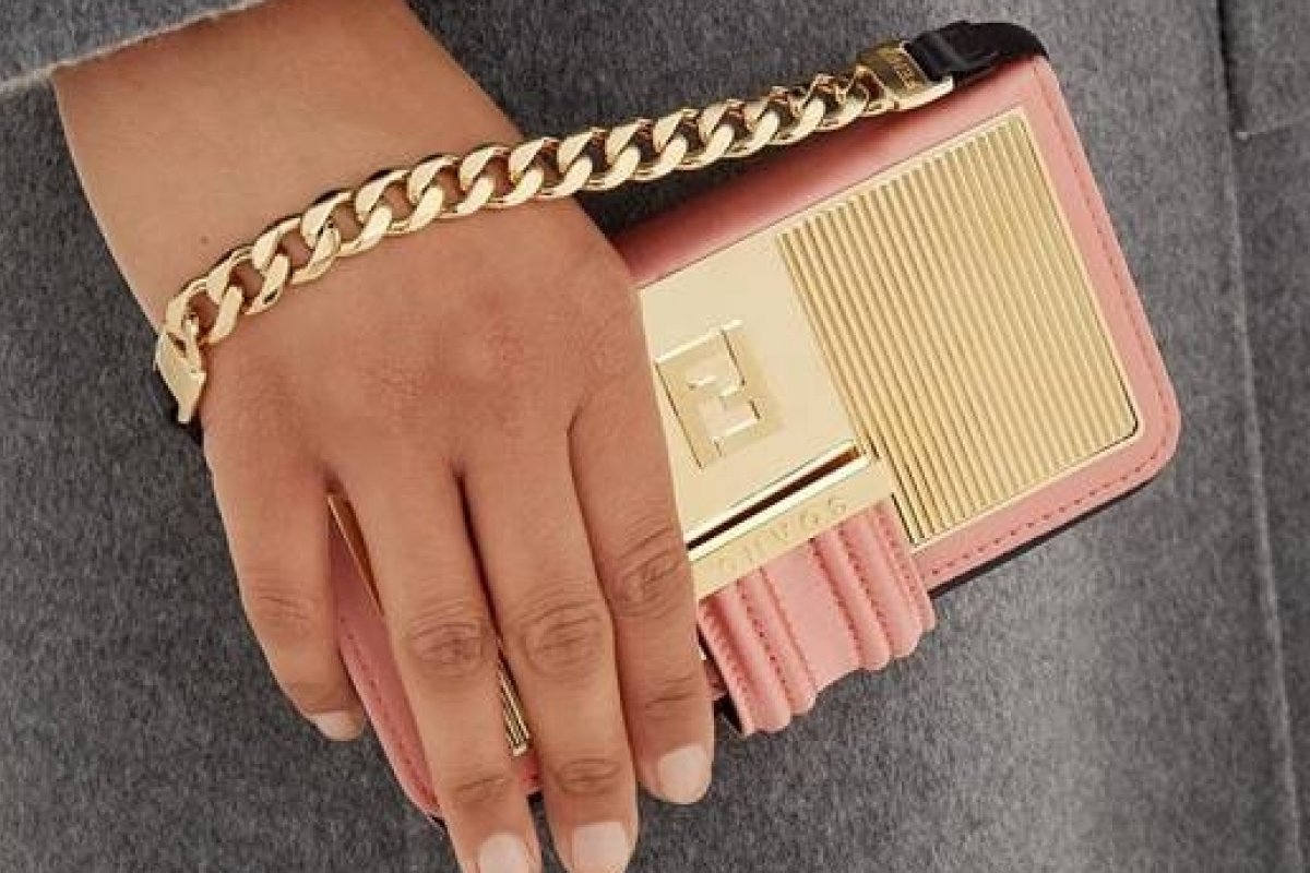 Fendi fecha parceria com Chaos e lança capas luxuosas para celular e fone