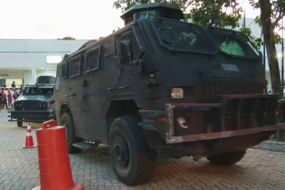 Operação tenta prender foragidos da Justiça no Complexo da Maré