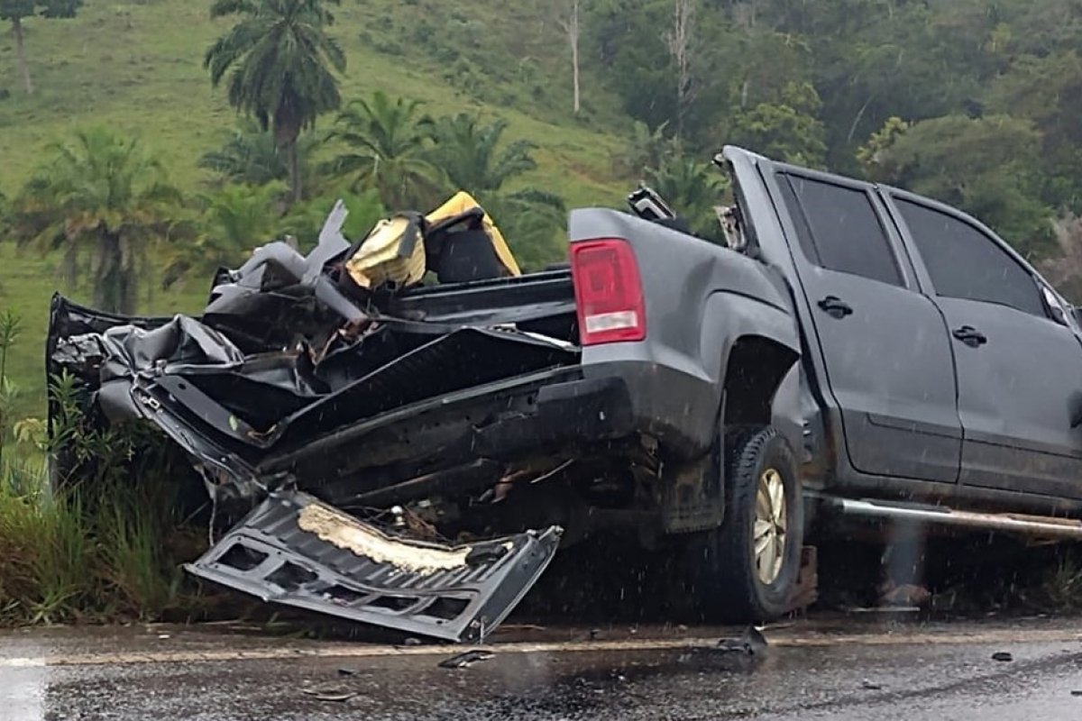 Batida entre caminhonete e carreta mata quatro pessoas em rodovia no baixo sul da Bahia