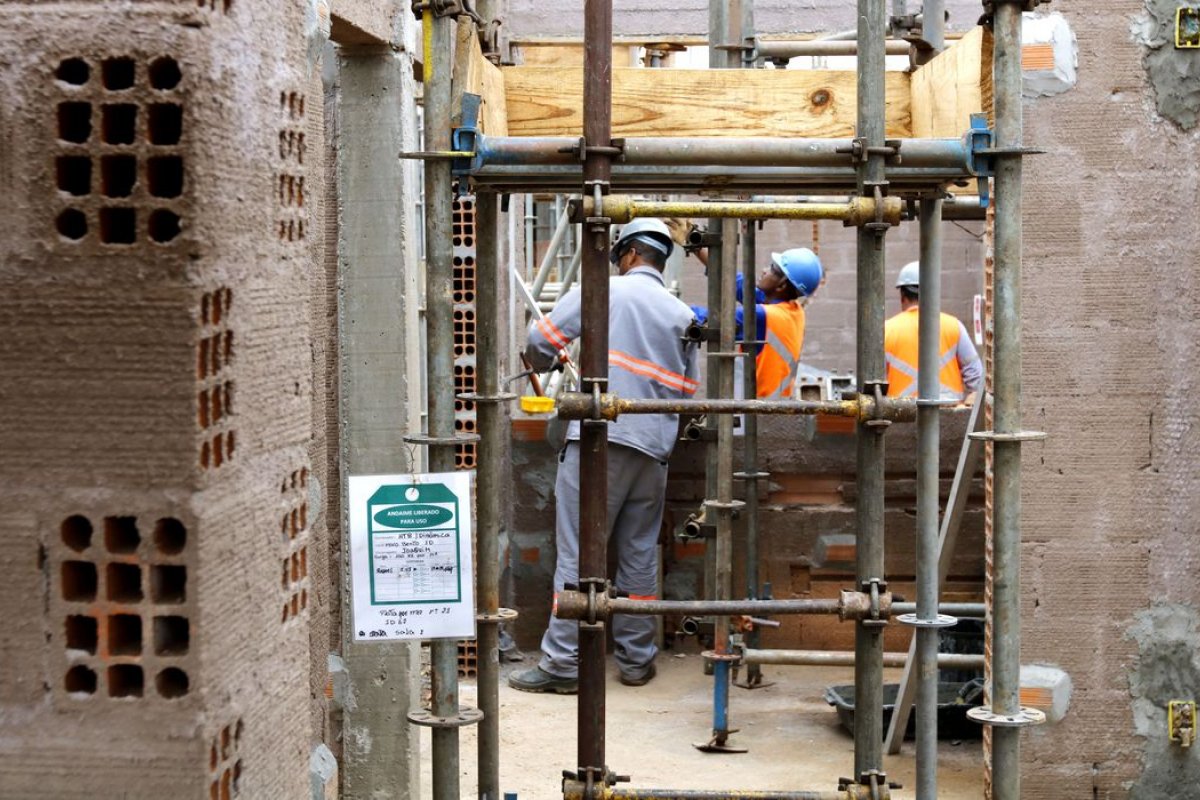 Confiança da construção cresce 3,7 pontos em outubro, diz FGV