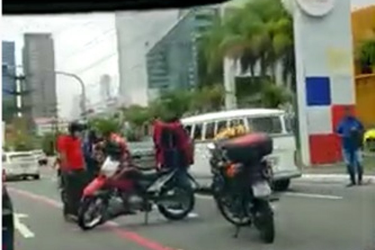Vídeo: Motociclista sofre acidente na Magalhães Neto, em Salvador