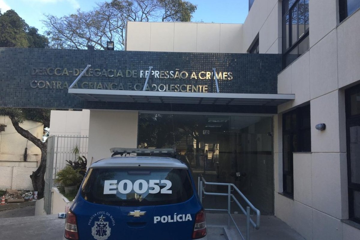 Homem suspeito de tentar estuprar filha de 3 anos é levado para delegacia