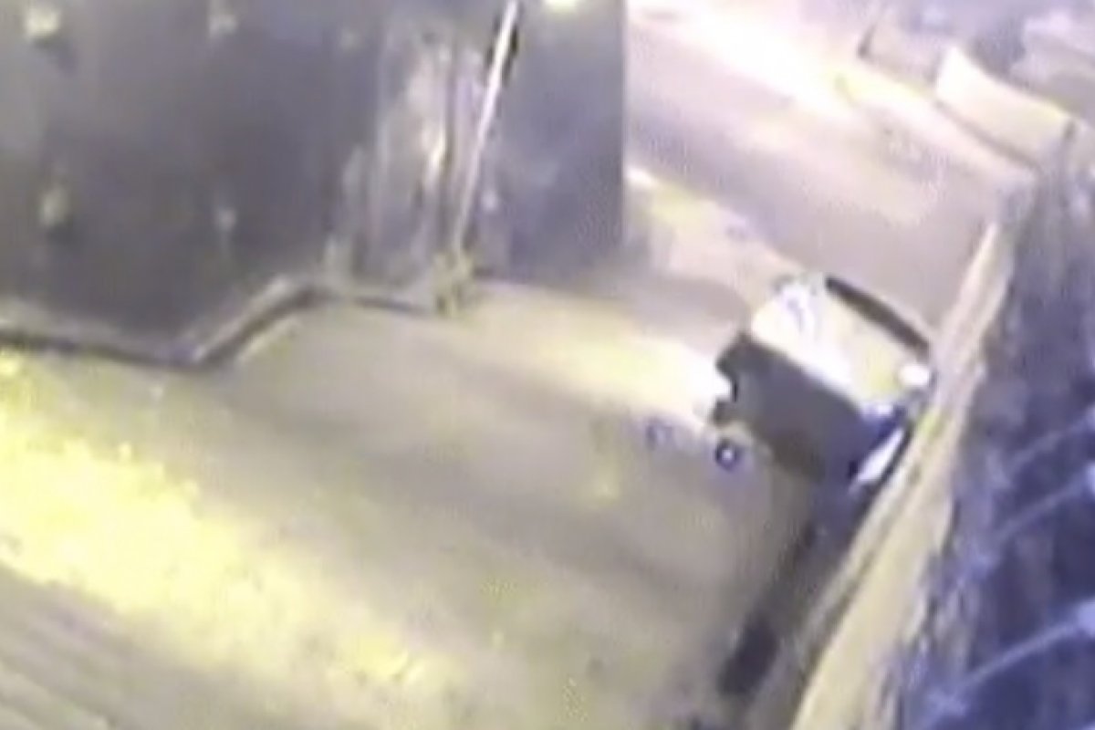 Vídeo: carro é flagrado despencando em escadaria no RJ