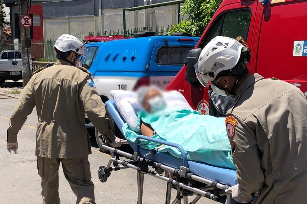 Paciente transferida de incêndio em hospital do Rio morre por covid-19
