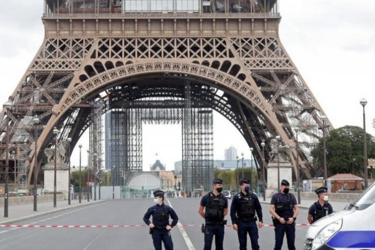Pontos turísticos de Paris são evacuados após ameaça de atentado terrorista