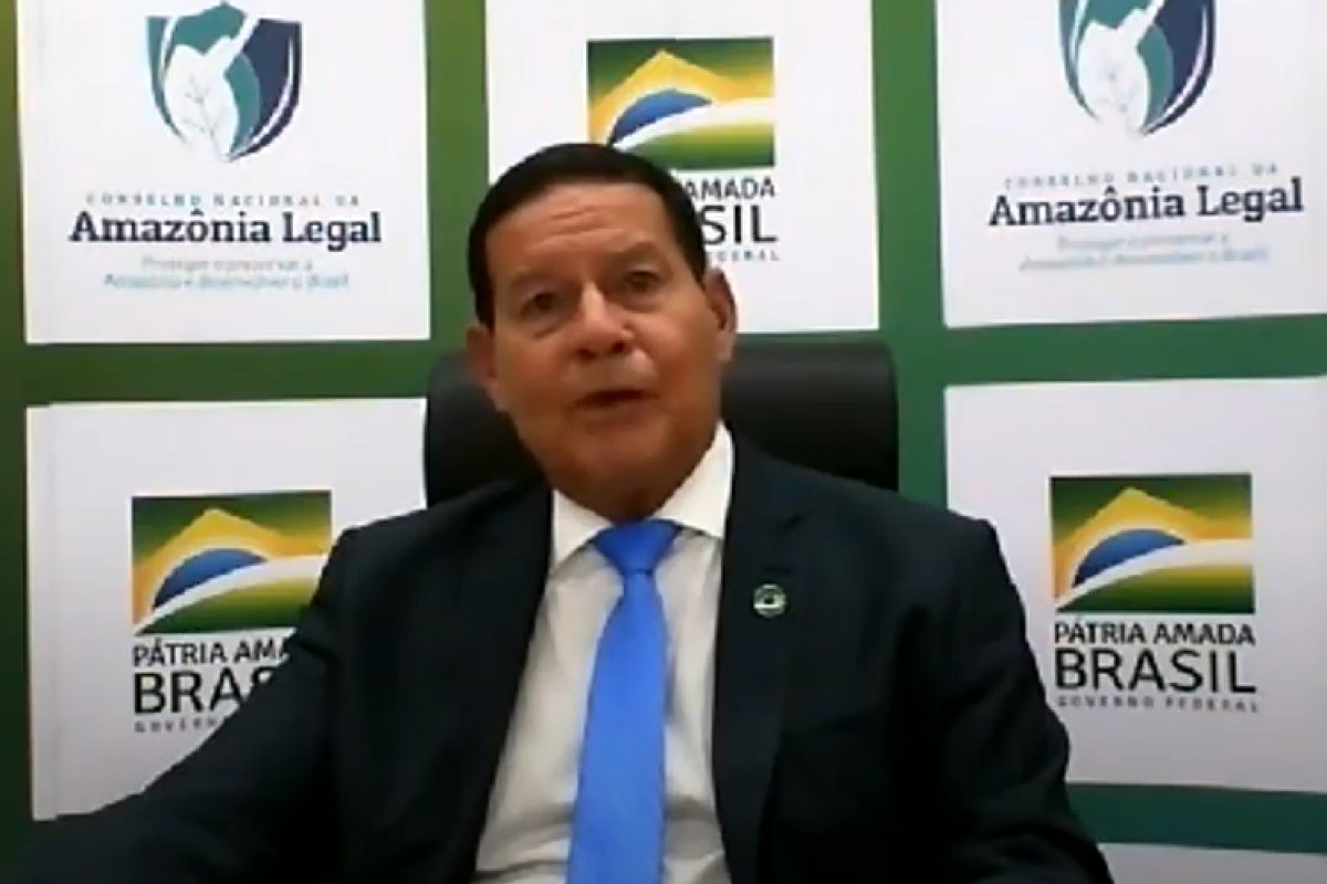 "Forma calamitosa de gerir as finanças públicas", diz Mourão sobre governo Dilma