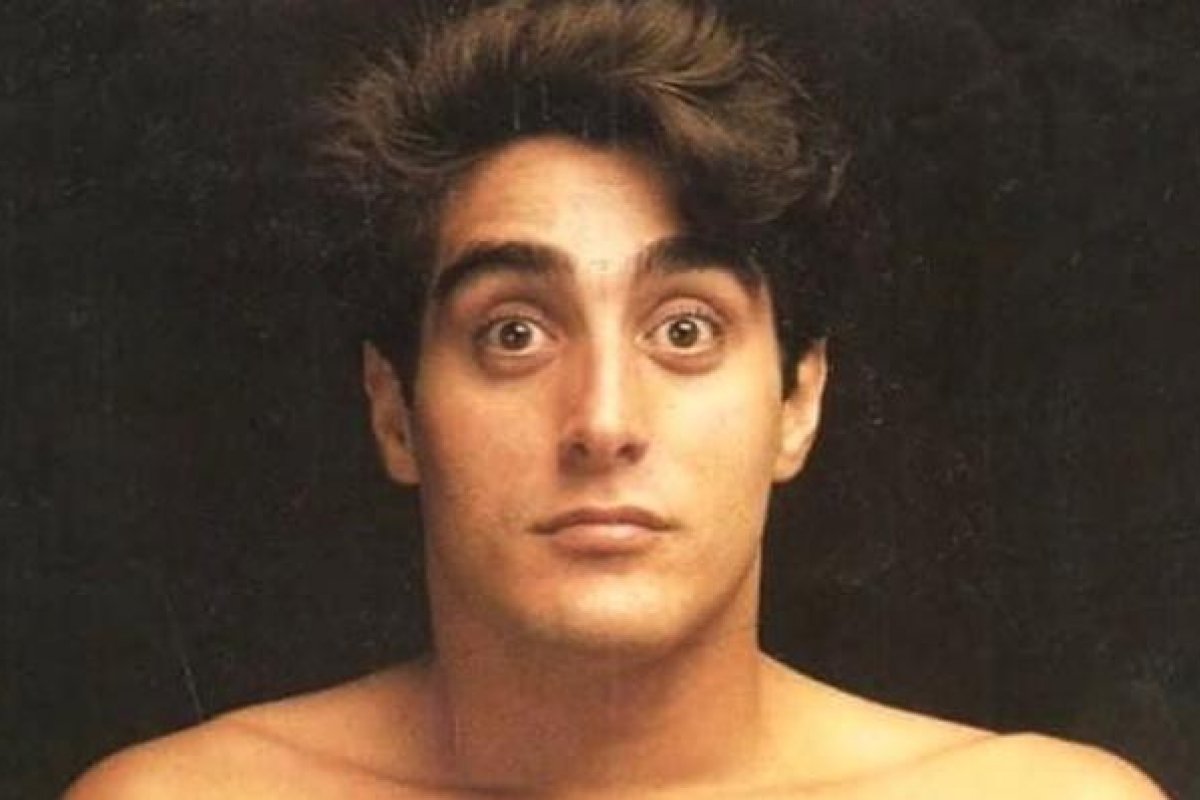 Saiba por onde anda o ator que aparece pelado na abertura da novela Brega & Chique