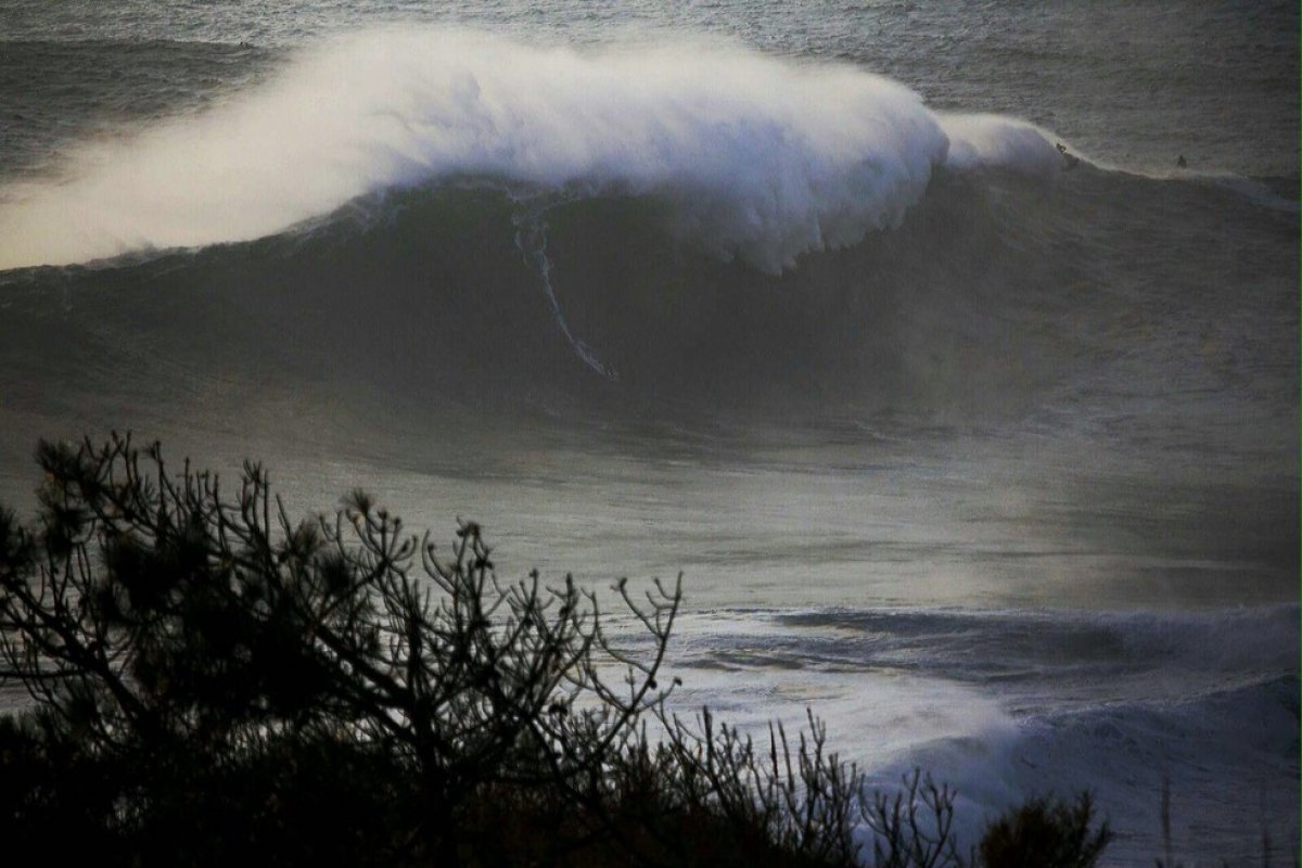 Elite do surfe brasileiro corre para Nazaré em busca de onda histórica