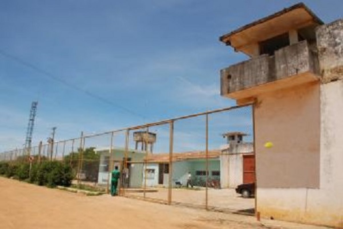 Operação da polícia prende servidor de presídio na Bahia suspeito de extorsão