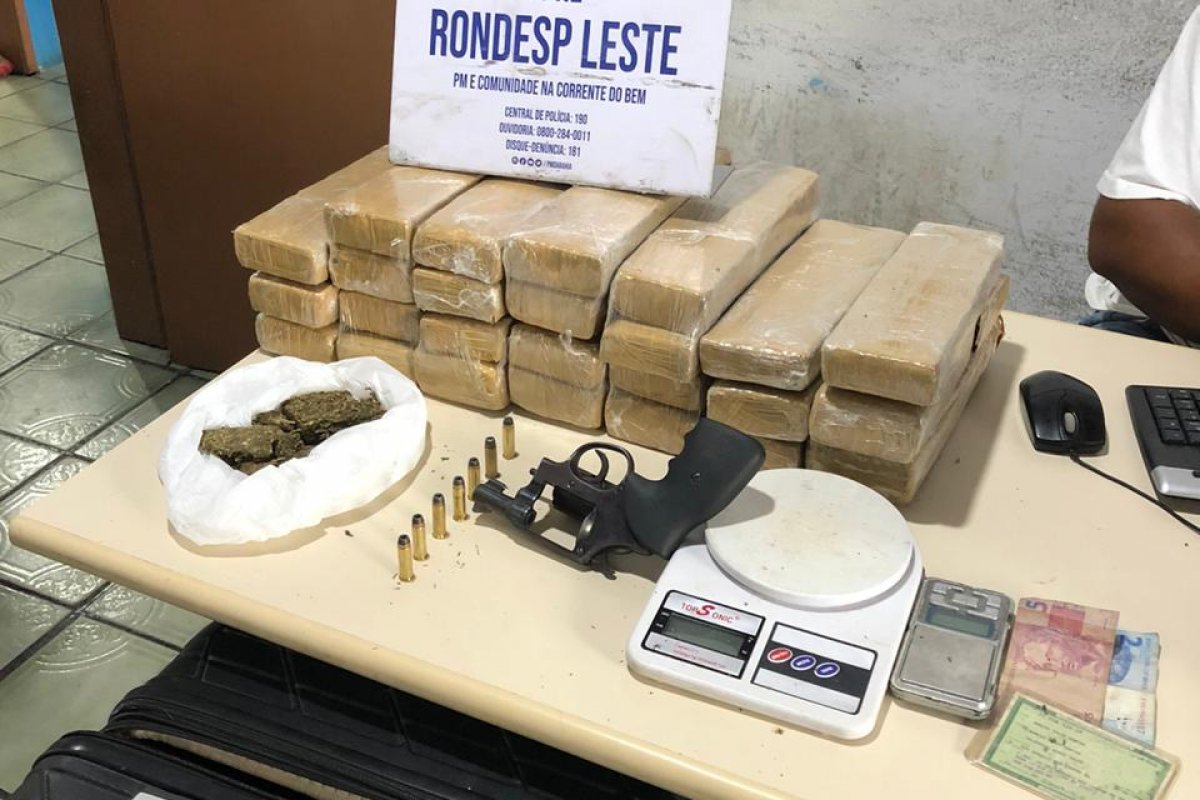 Entorpecentes e armas são apreendidas em São Gonçalo dos Campos e Irará, no interior da Bahia