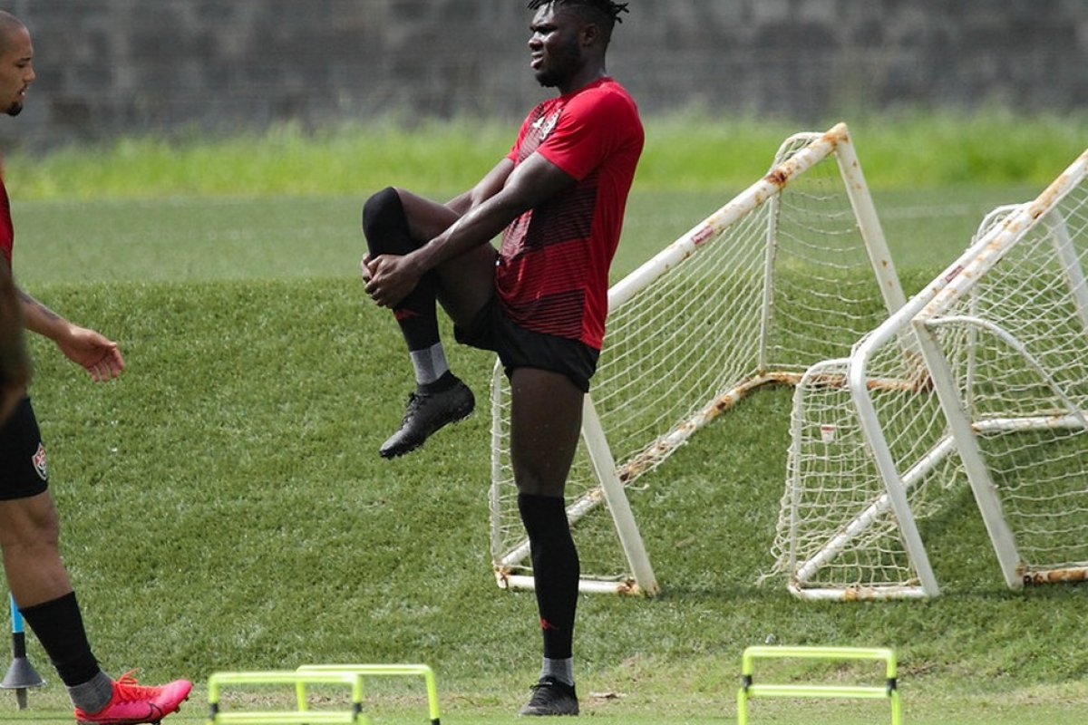 Com treino regenerativo para titulares, elenco do Vitória se reapresenta