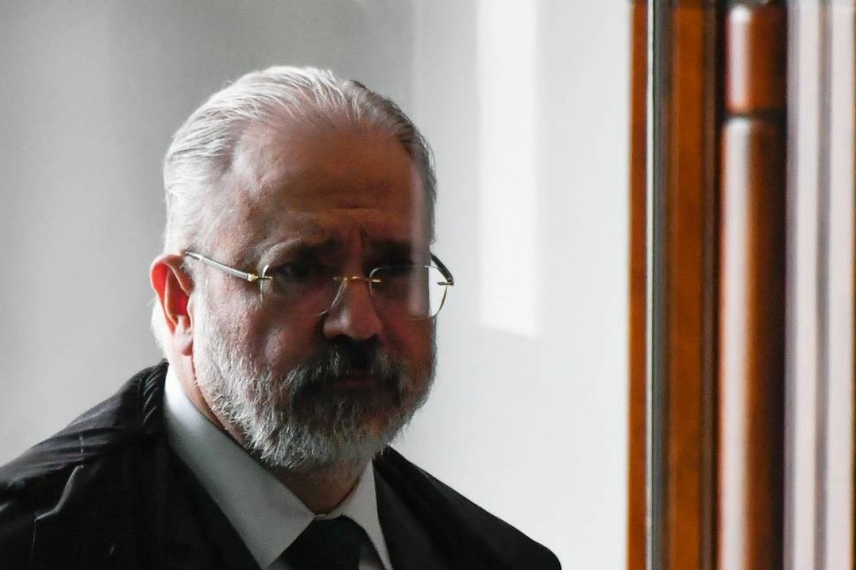  Defesa de Flávio entra com notícia-crime para que PGR investigue Receita Federal