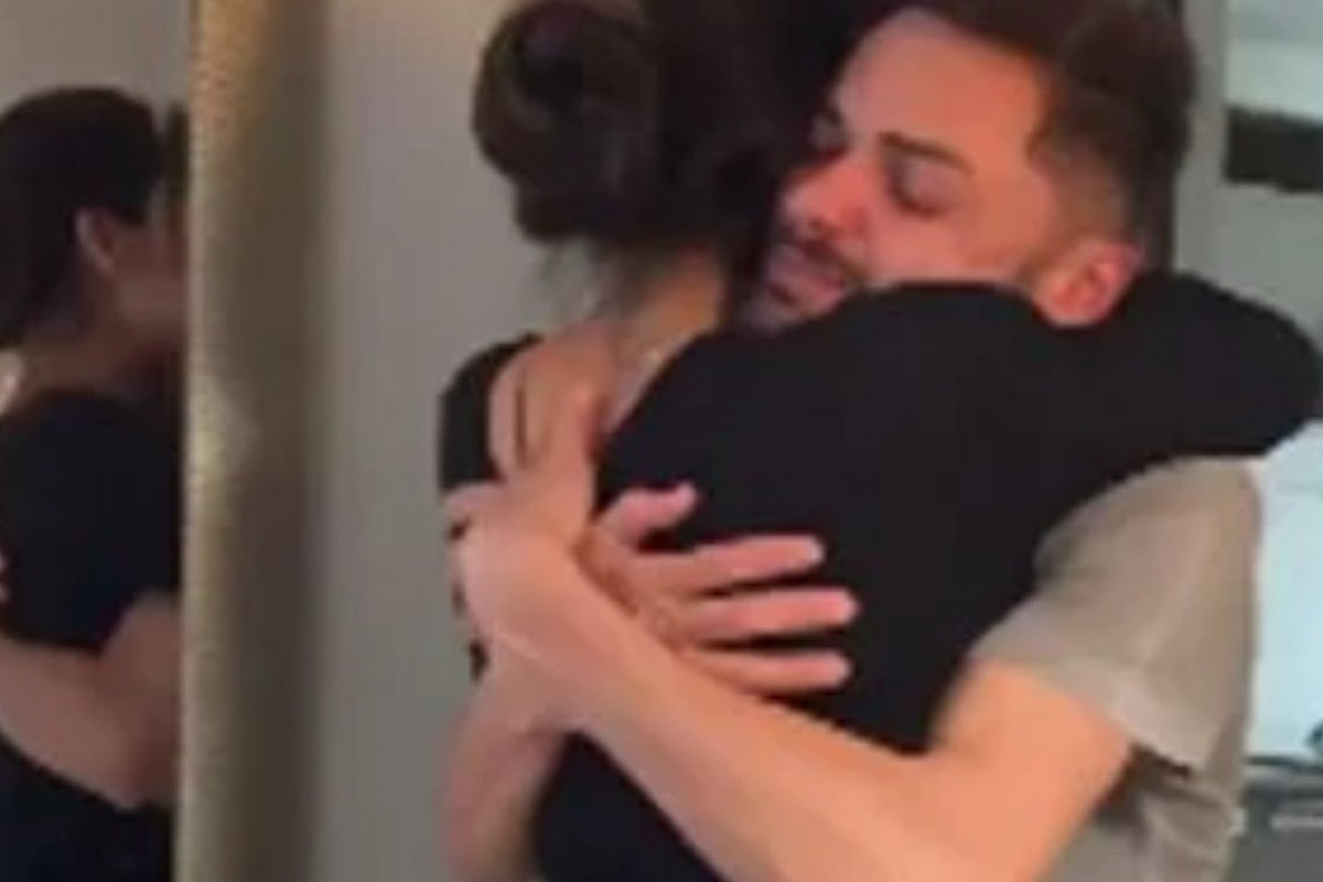 Mayra Cardi presenteia funcionário com apartamento