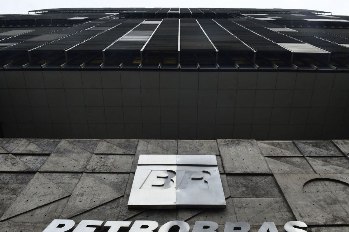 Petrobras assina acordo para compra da plataforma P-71