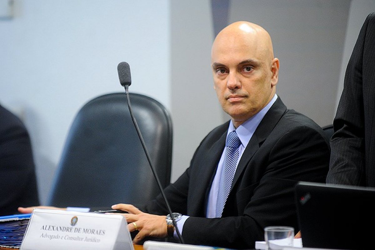 Moraes pede à PF informações sobre investigação de Flávio Bolsonaro