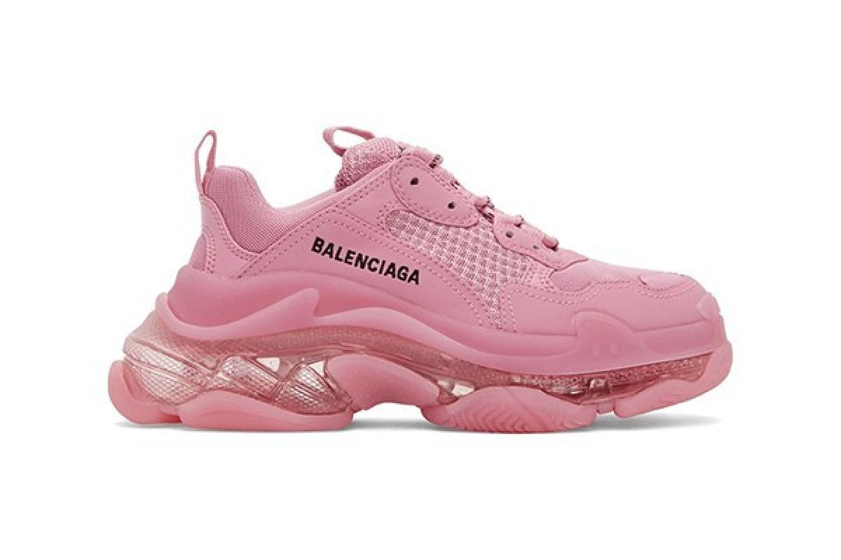 Balenciaga lança  nova versão do ‘Triple-S’