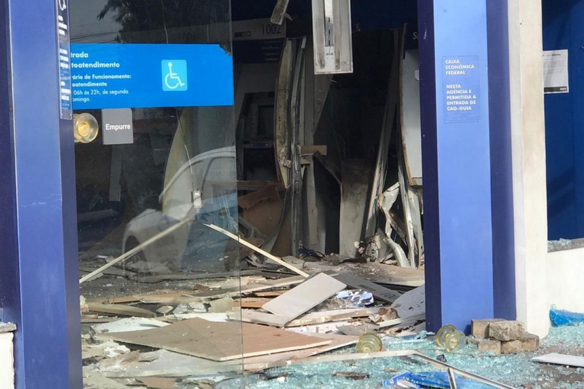 Explosão a banco derruba teto de agência e deixa caixas destruídos em Salvador