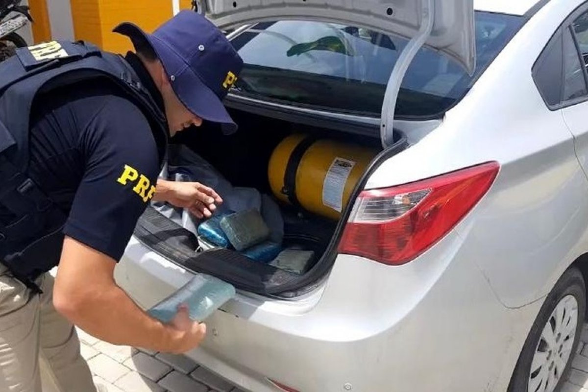 PRF prende dupla em flagrante com cerca de 23kg de maconha em porta-malas de carro na Bahia