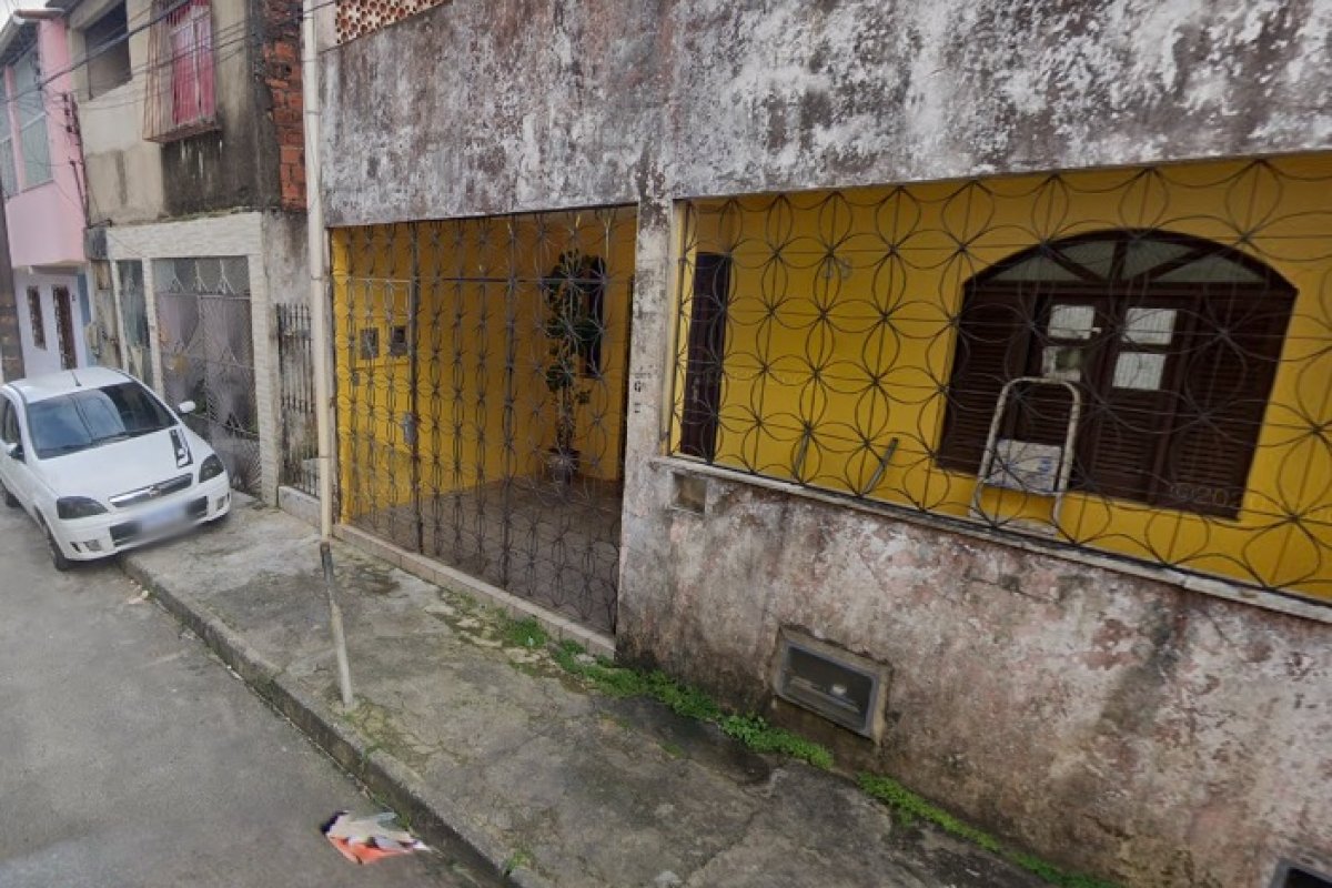 Idoso é encontrado morto com sinais de facada dentro de casa em Salvador