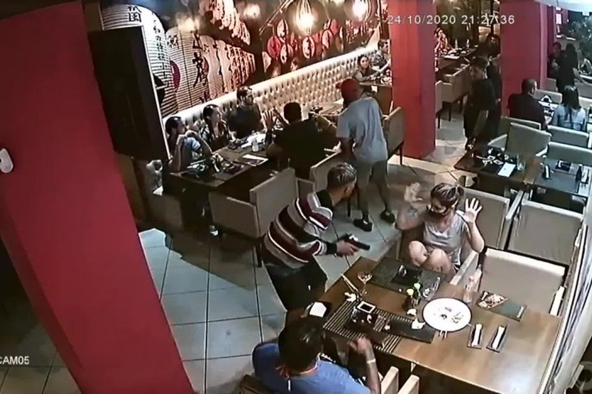 Vídeos: Homens armados assaltam restaurante de comida japonesa no Rio