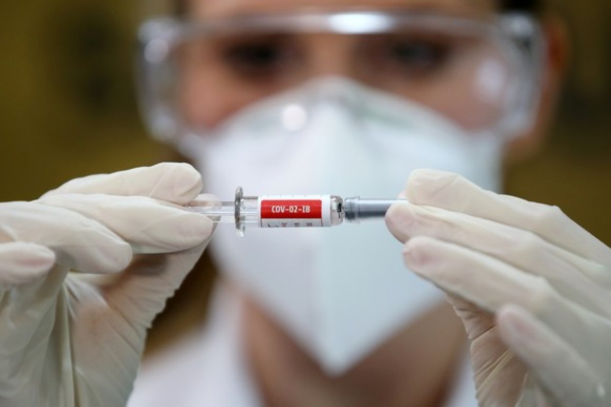 Fabricante da vacina chinesa reage à desconfiança no Brasil e de Bolsonaro sobre Coronavac