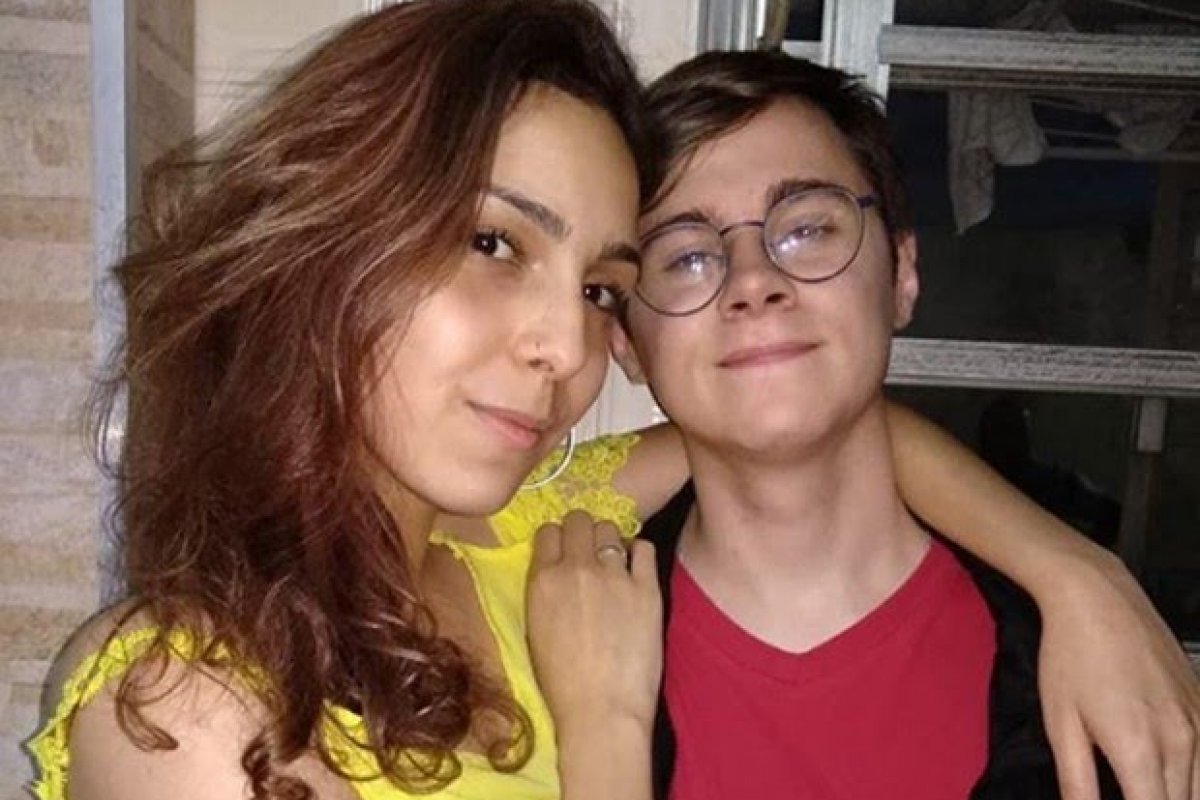 Revoltada, namorada do ator Rafael Miguel apaga texto após erro com prisão do pai