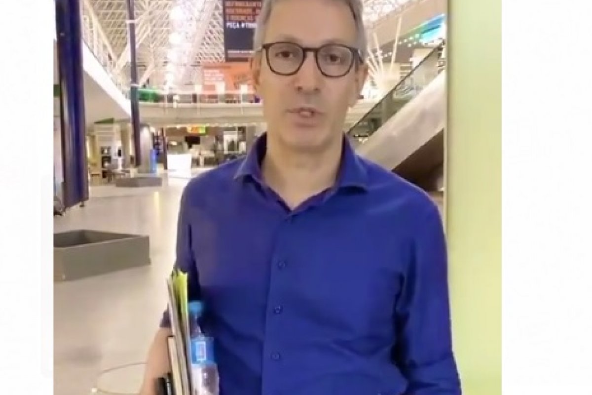 Vídeo: Após pegar voo lotado, governador de Minas, defende que gestores públicos passem por experiência