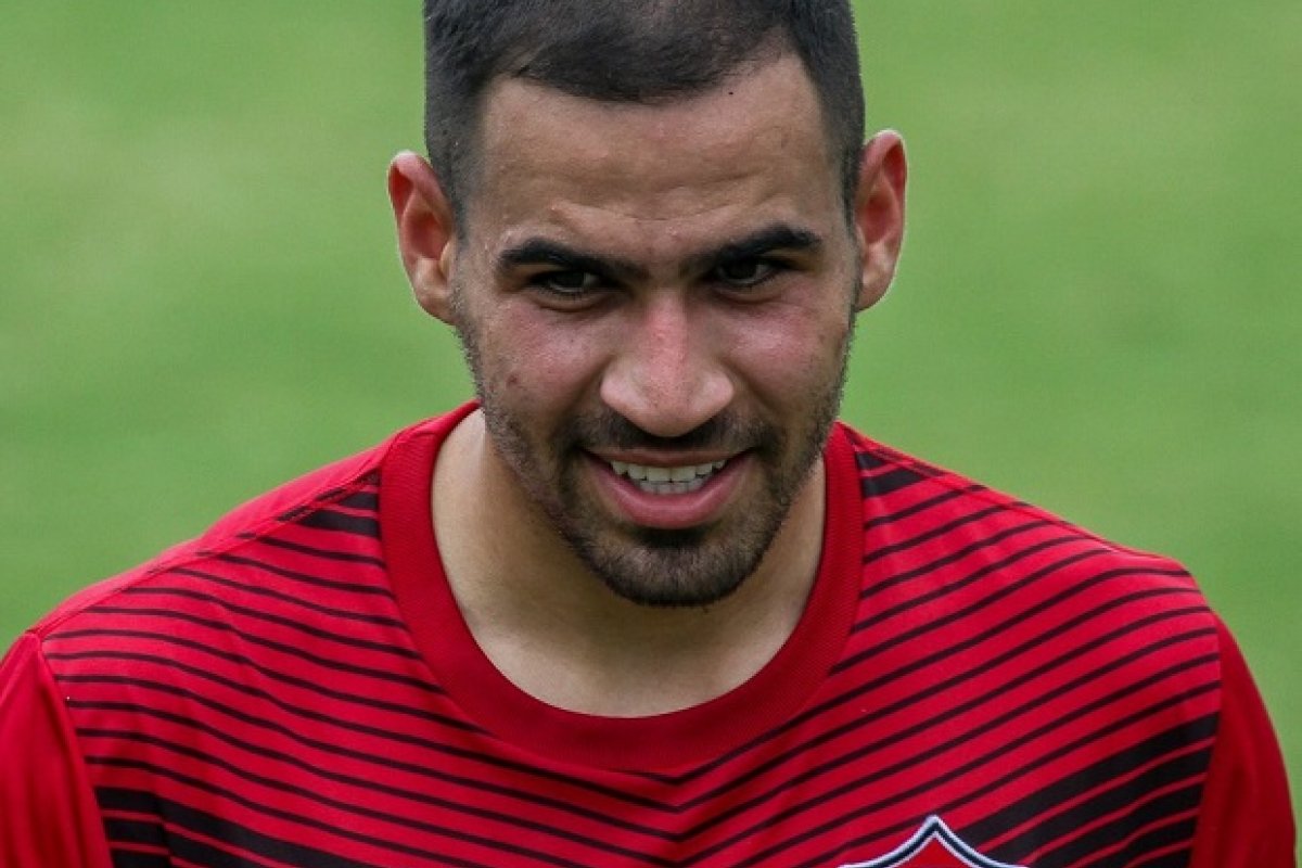 Thiago Lopes é regularizado e pode estrear pelo Vitória contra Brasil de Pelotas