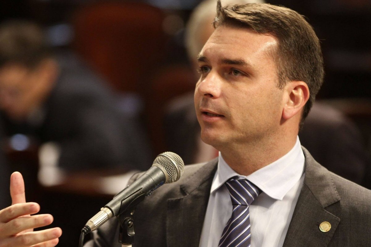 Flávio Bolsonaro entra com pedido a PGR para investigar servidores da Receita