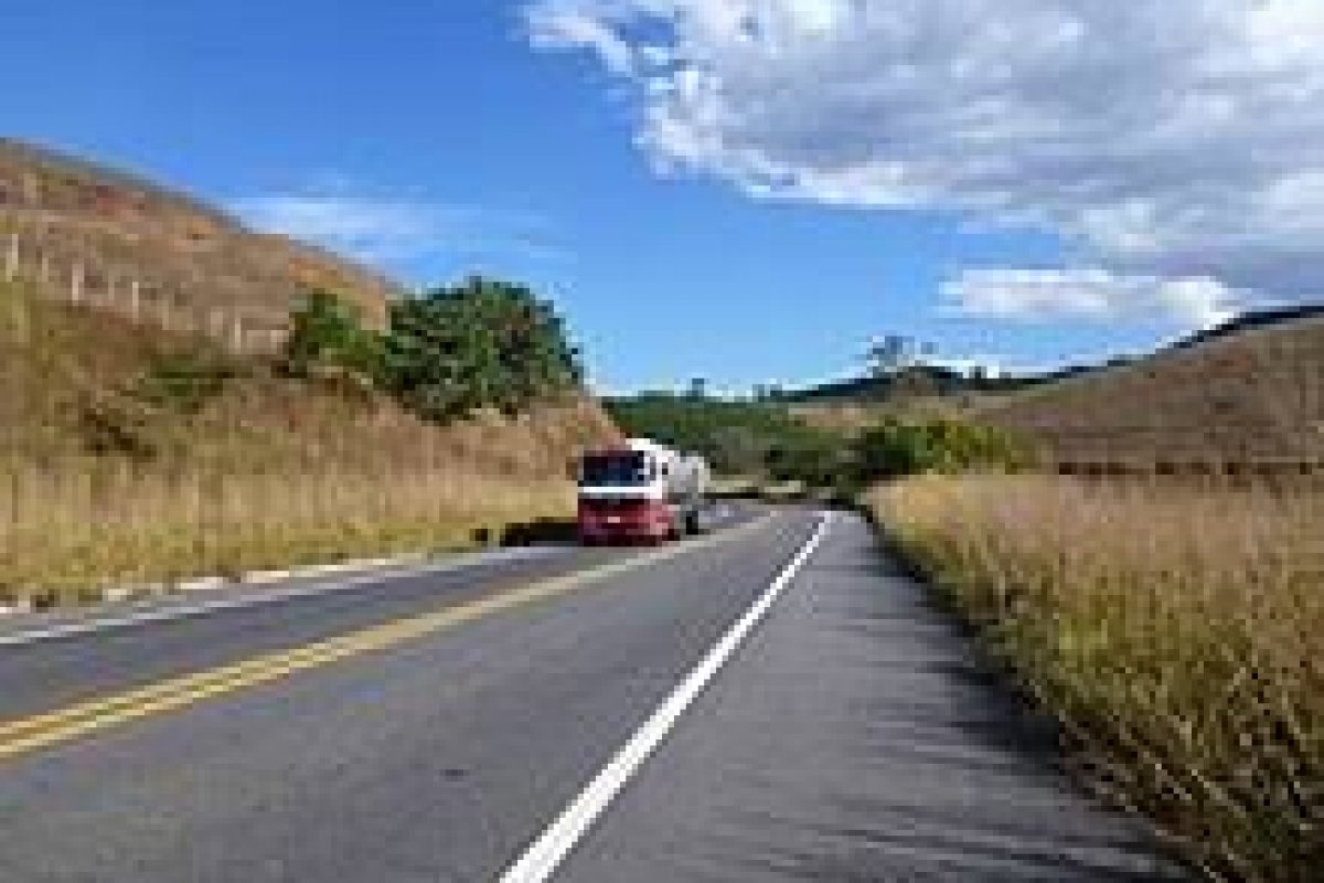 Acidente com caminhão deixa um morto e outro ferido na Bahia