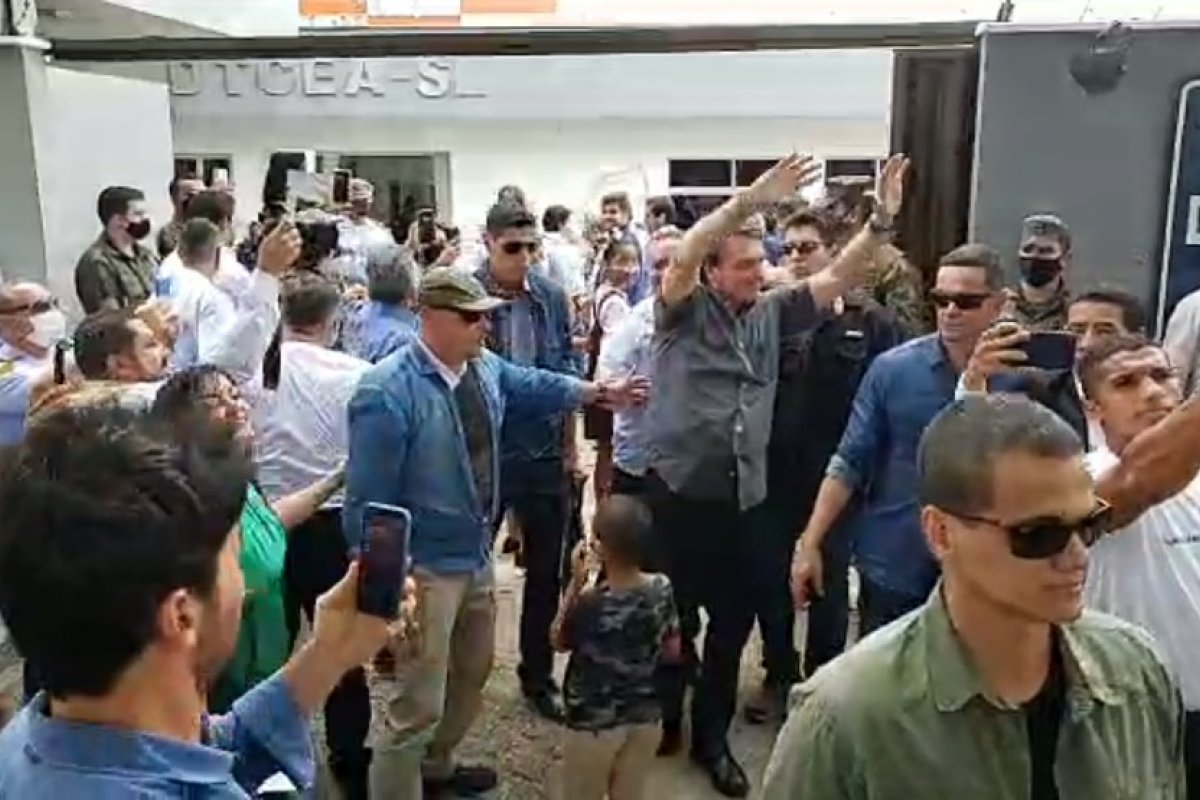 Vídeo: Bolsonaro é recebido por multidão de apoiadores em São Luís