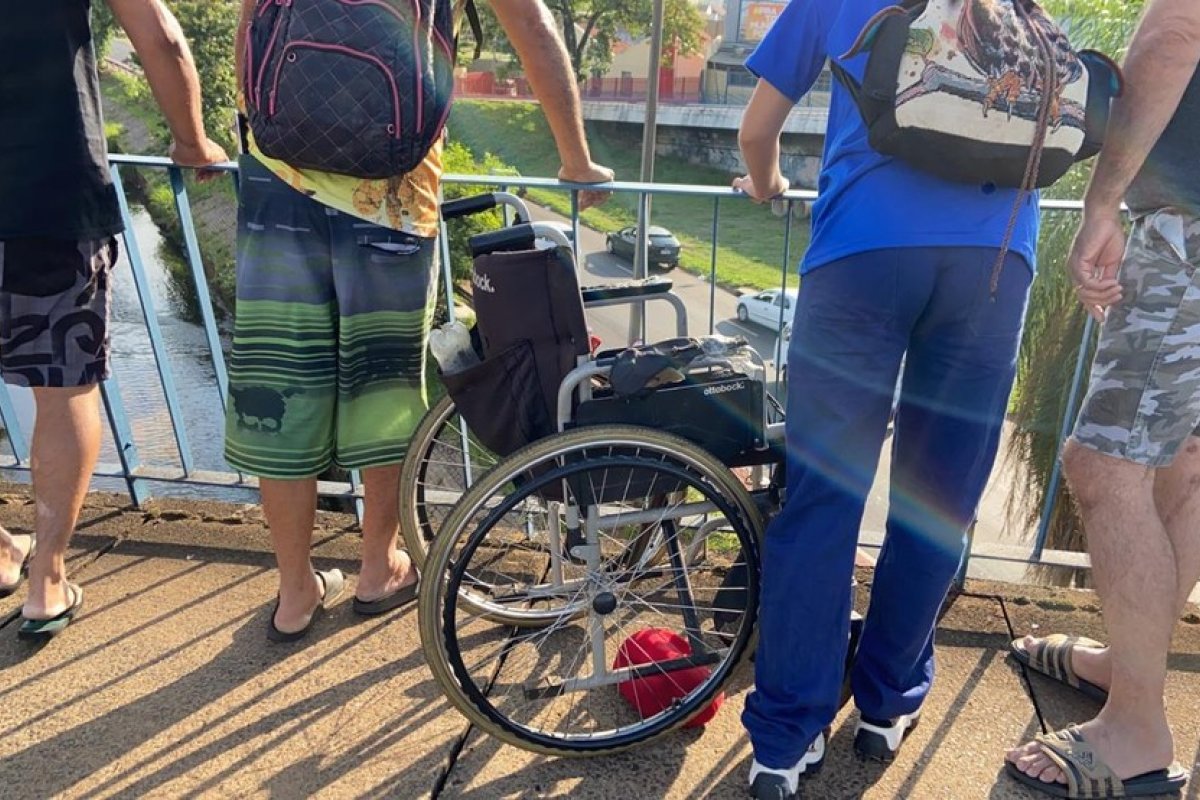 Cadeirante morre após ser jogado de um viaduto durante tentativa de assalto