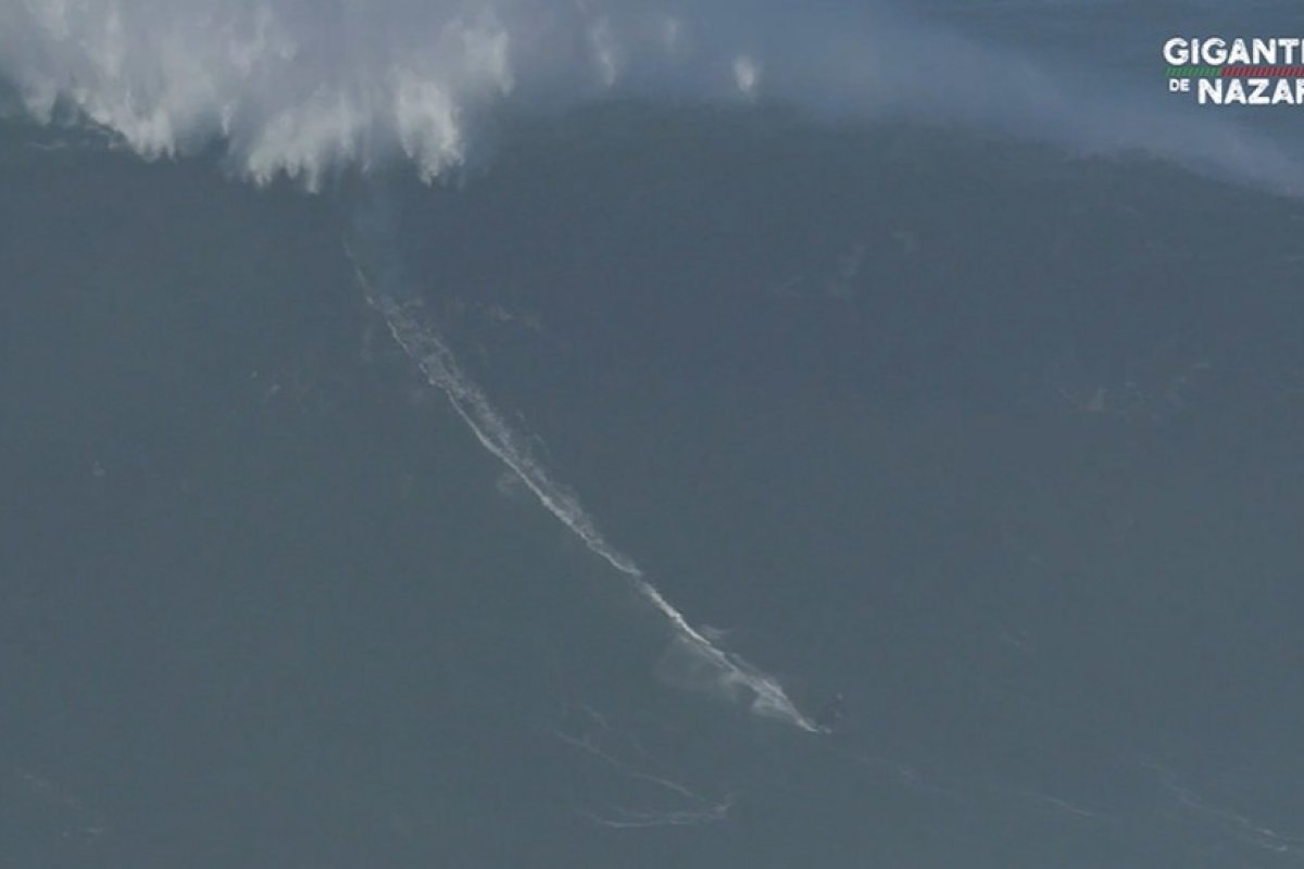 Lucas Chumbo encara onda gigante e pode bater recorde mundial em Nazaré