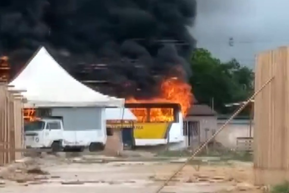 Em menos de uma semana, outro ônibus é incendiado em Eunápolis, no sul da Bahia