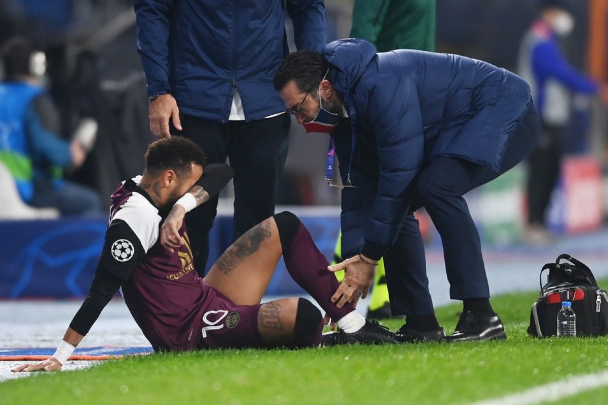 Neymar sofre lesão e ficará fora do PSG por até três semanas, diz jornal