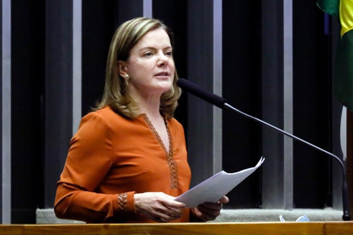 Ciro tem que pedir desculpas a Lula e ao PT, diz Gleisi