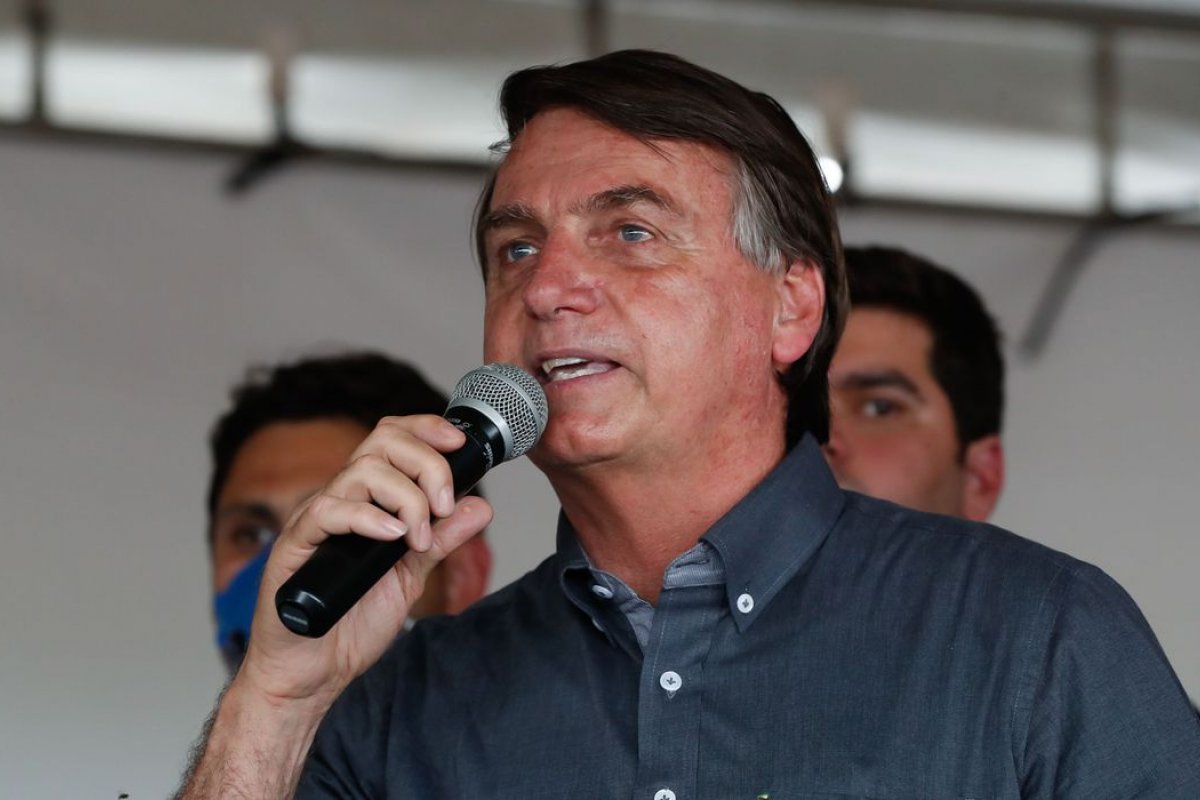 "Virei boiola", diz Bolsonaro no Maranhão após beber refrigerante rosa