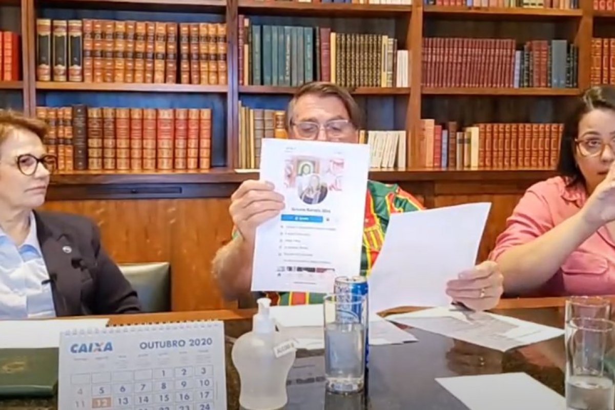 "Estava lá rezando, entrou esse cara aqui, que detesta cristãos", diz Bolsonaro sobre brasileira morta na França