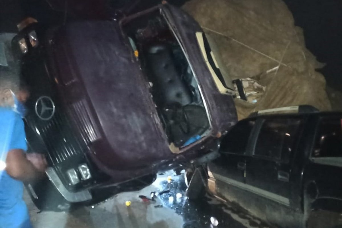 Colisão entre veículos deixa caminhão em cima de caminhonete no sul da Bahia