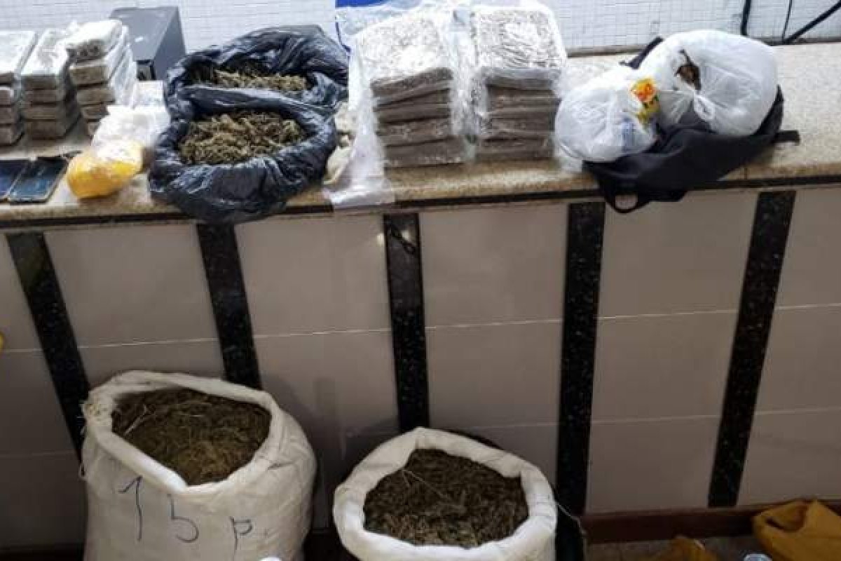 Dupla é presa e drogas que seriam distribuídas em Salvador são apreendidas