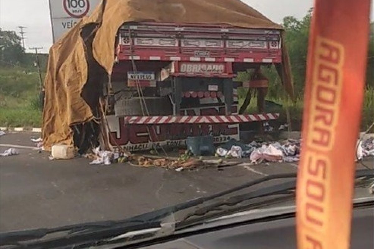 Acidente envolvendo três caminhões deixa trânsito lento em trecho da BR-324, em Simões Filho