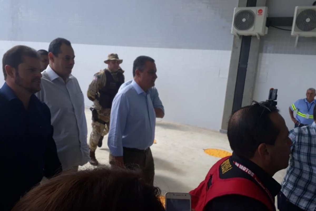 Após faltar inauguração, Rui vai a Conquista para participar de ato simbólico no aeroporto