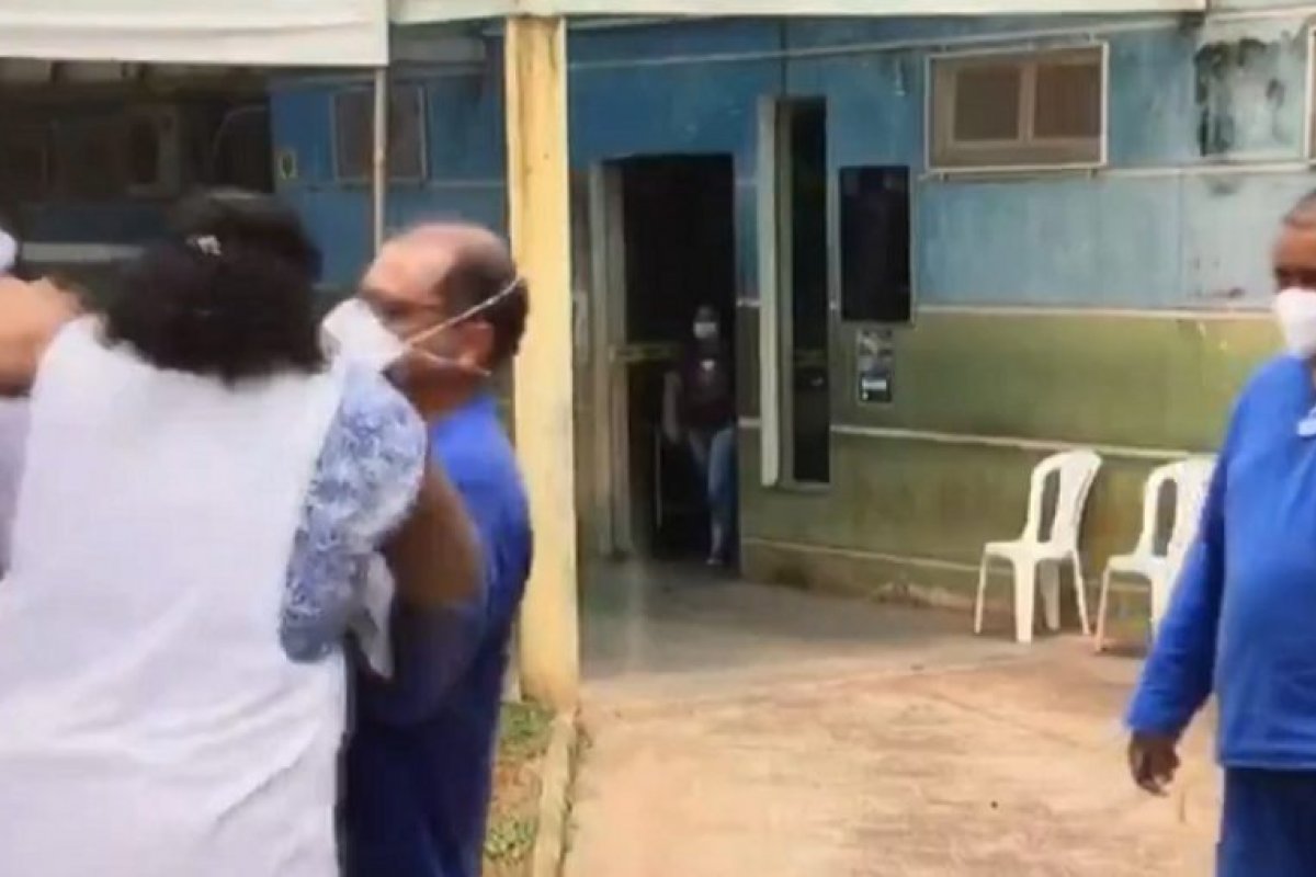 Repórter da TV Globo é enforcado durante reportagem